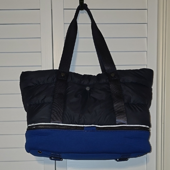 Sweaty Betty Icon Luxe Puffer Gym Bag, Navy - Picture 3 of 5